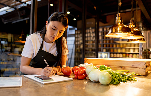 Mujer gestionando inventario de ingredientes