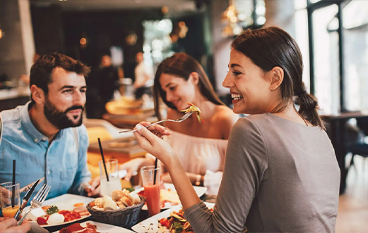 Comensales disfrutan felices en restaurant