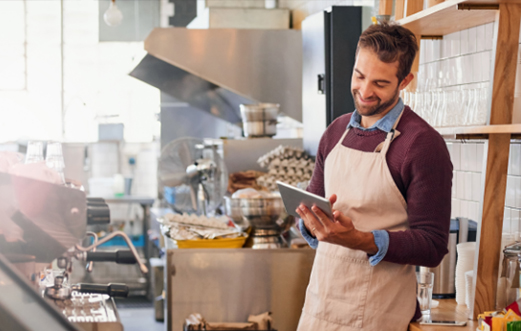 Empleado gastronomico utiliza tablet